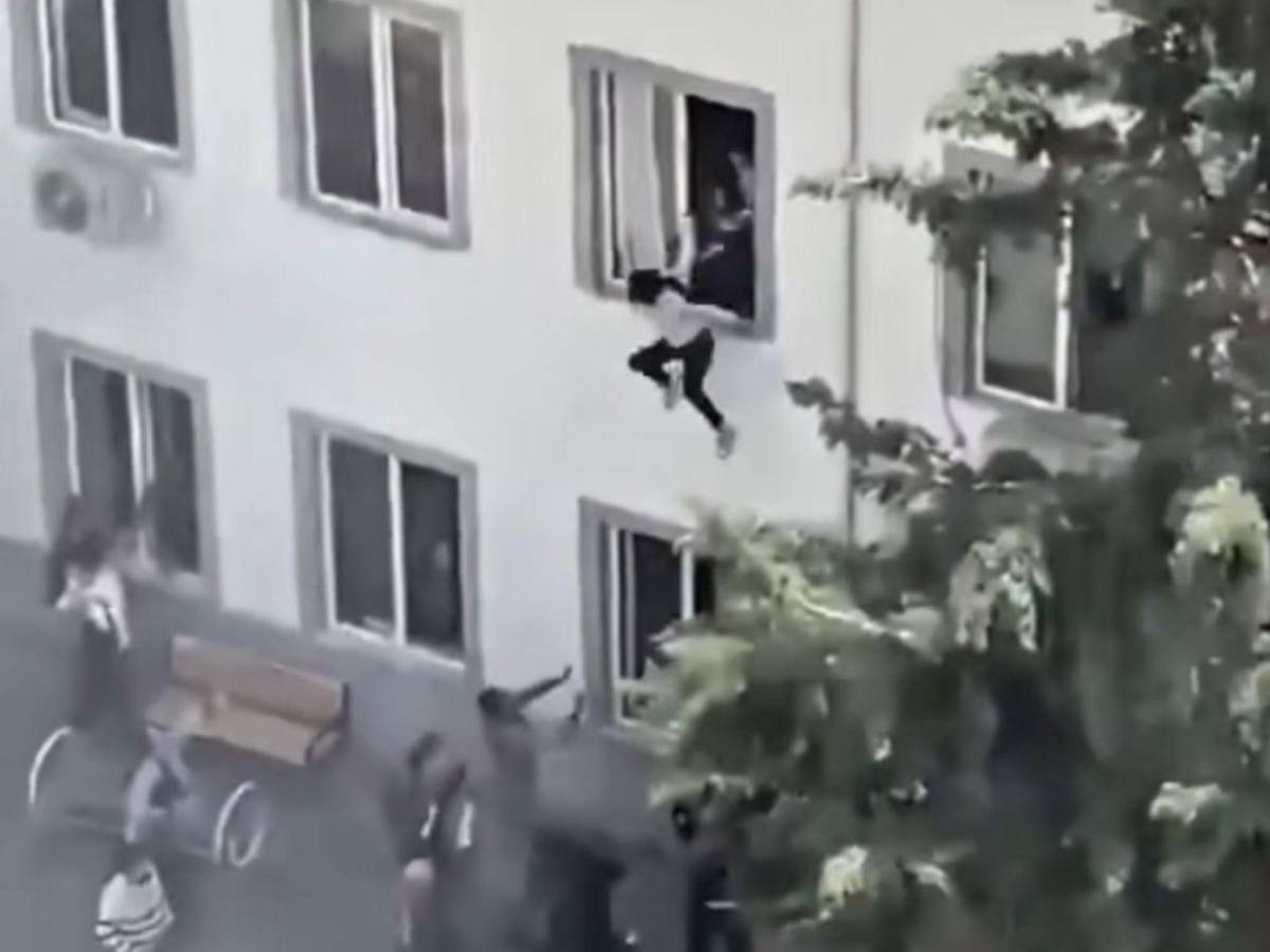 Suben a nueve los muertos en el tiroteo a manos de un alumno de 14 años