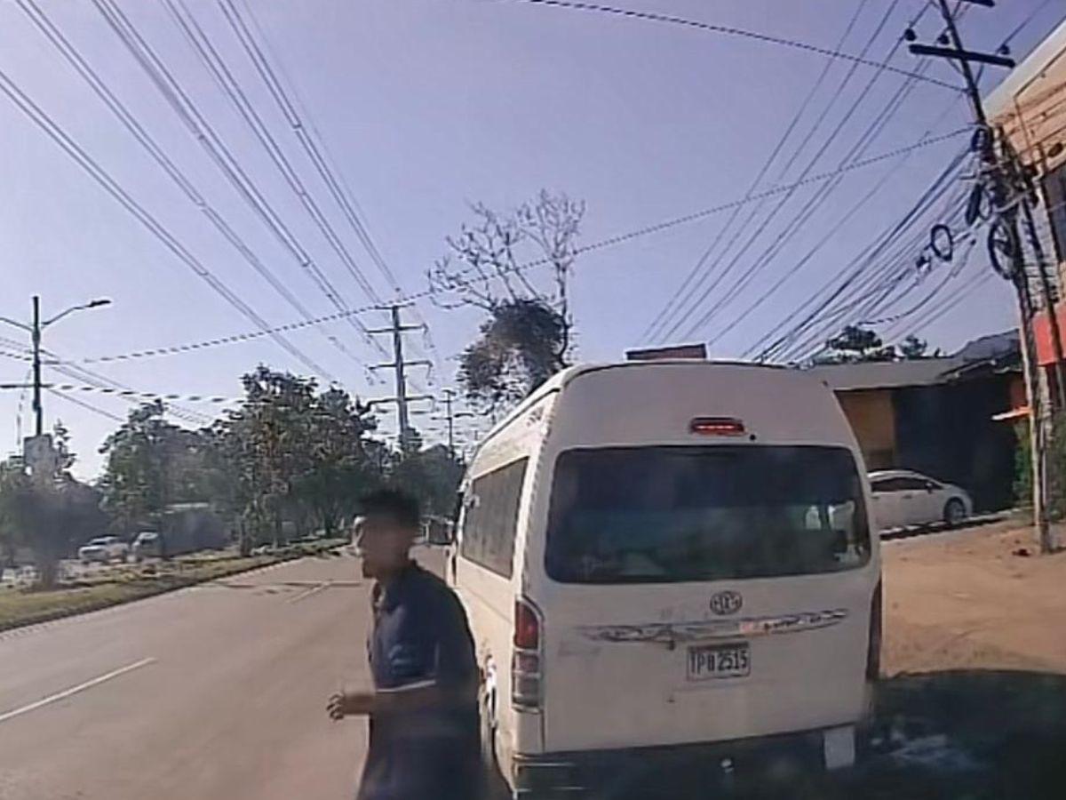 Ayudante de rapidito sufre brutal atropello y se levanta como si nada