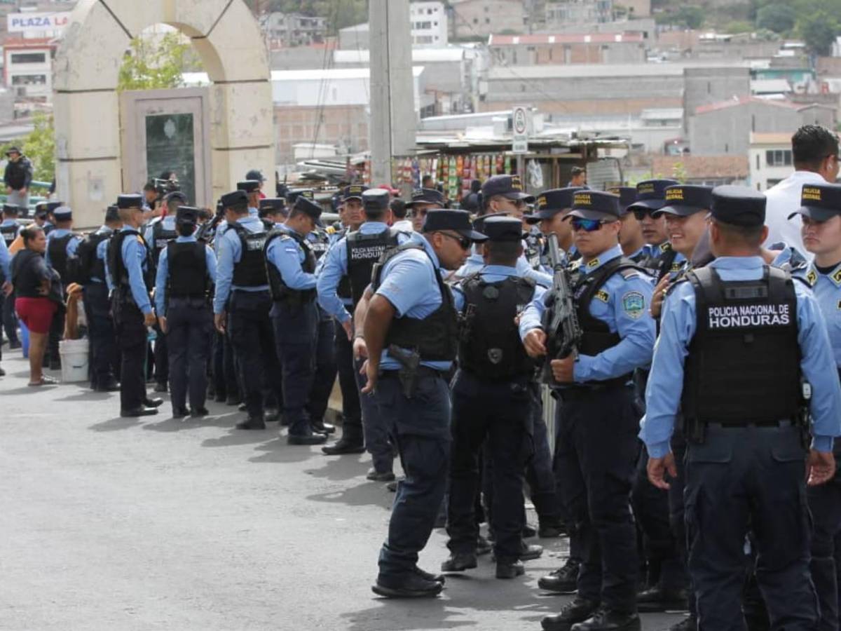 Policía Nacional suma a sus filas a recordado exgoleador del fútbol de Honduras
