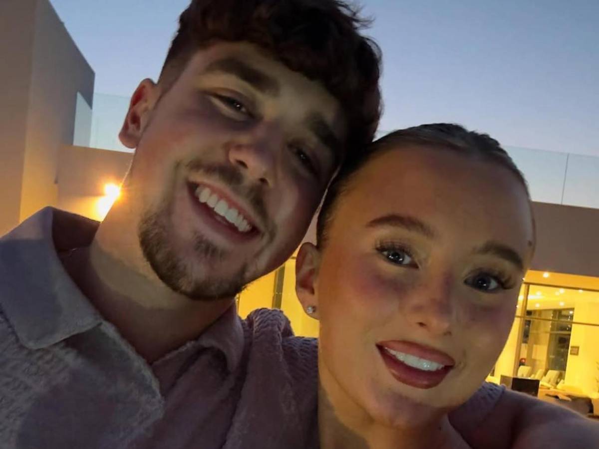 Futbolista anuncia que va a ser padre... ¡y la madre es la hija de su entrenador!