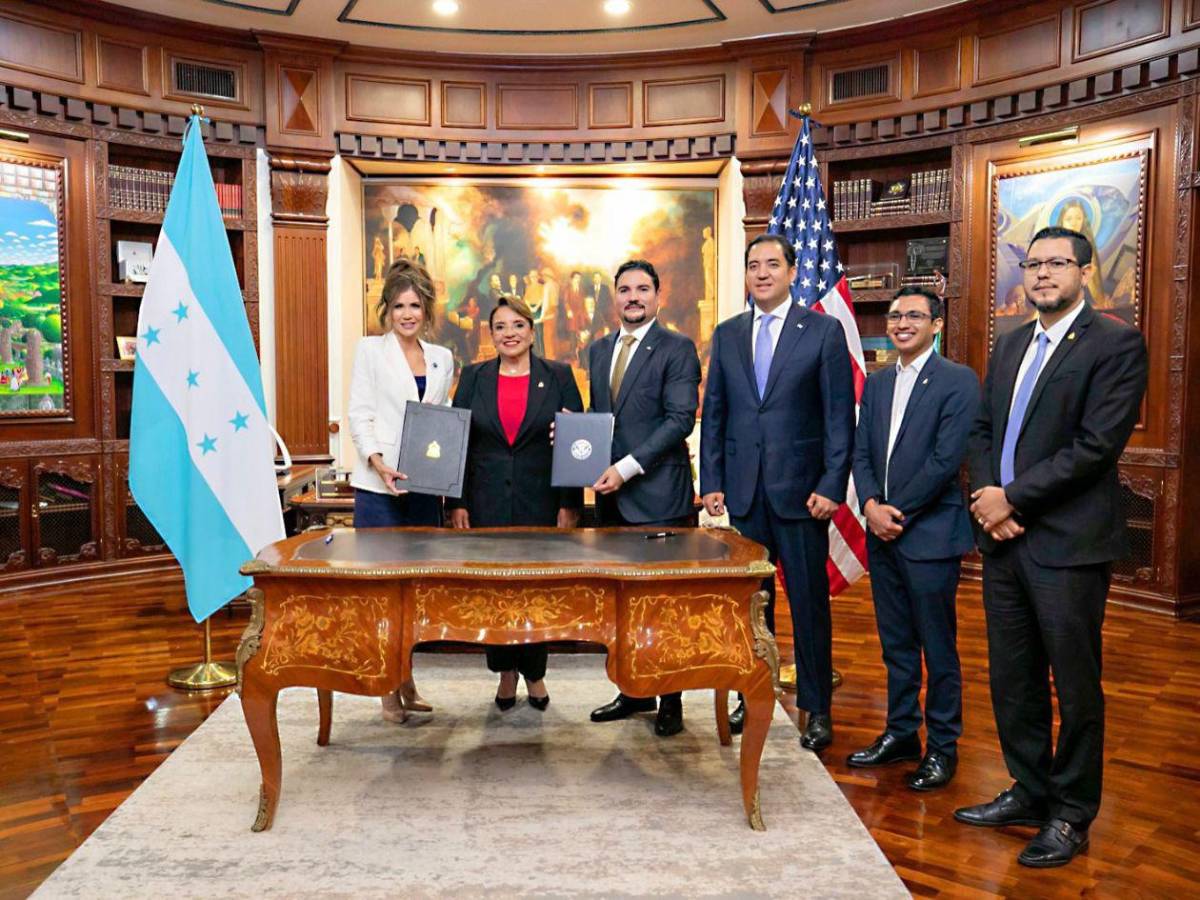 El obsequio de Xiomara Castro a Kristi Noem, secretaria de seguridad Nacional de  EUA