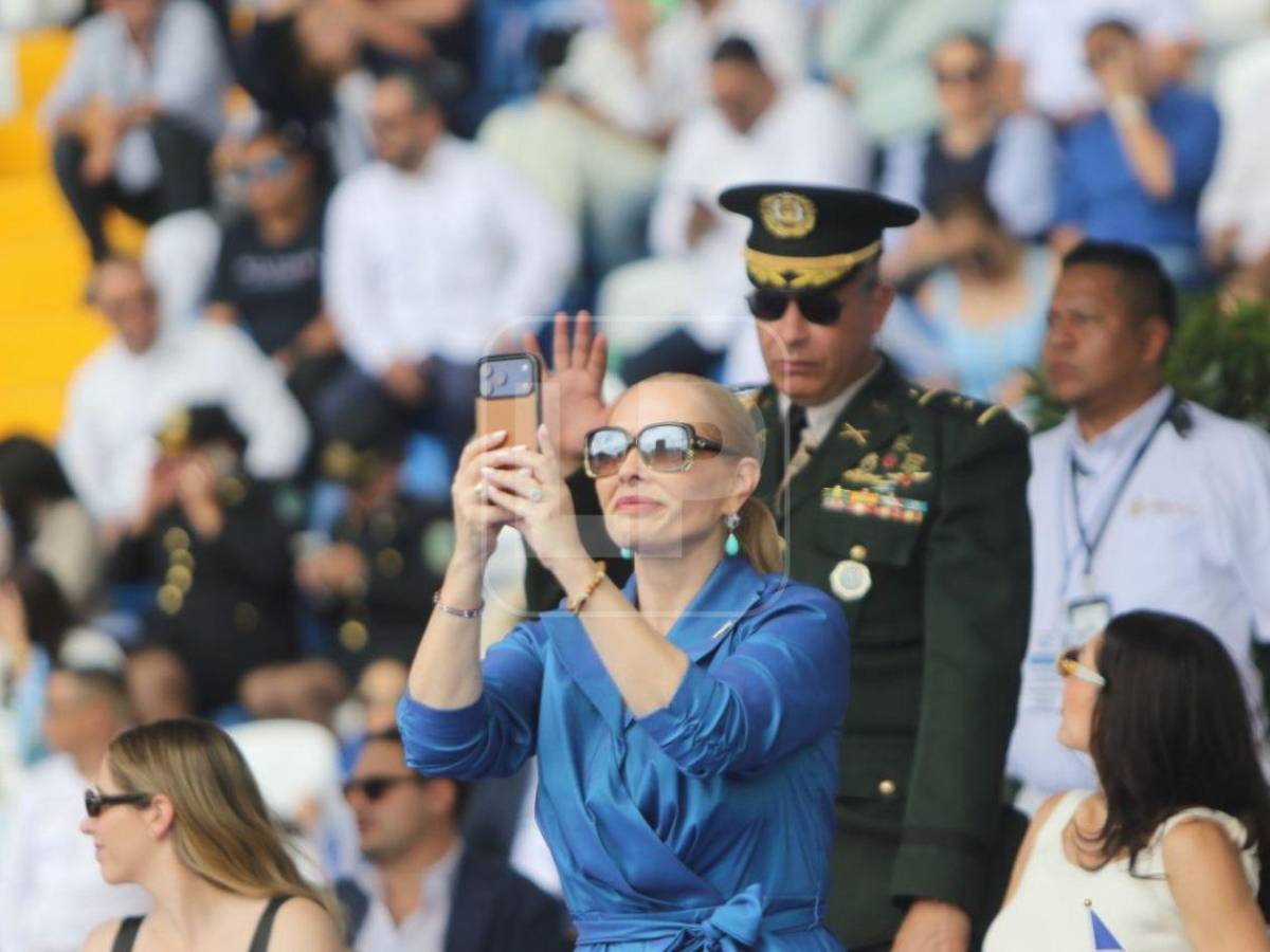Sorpresivo saludo, abuela abnegada y guapa maestra: lo que no se vio de los desfiles en Honduras