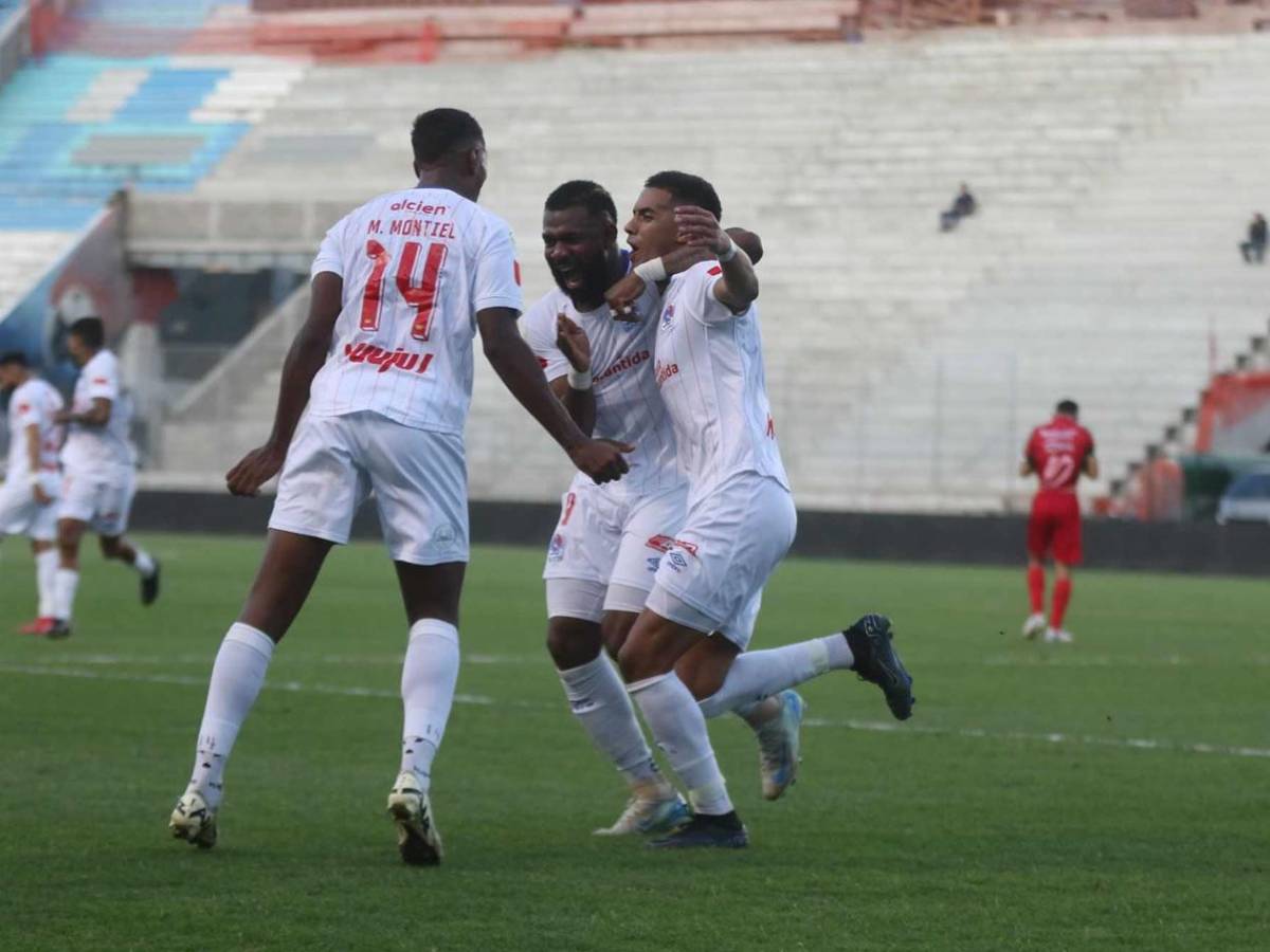 Tremenda pelea de jugadores, tristeza de Keosseián y percance con hincha