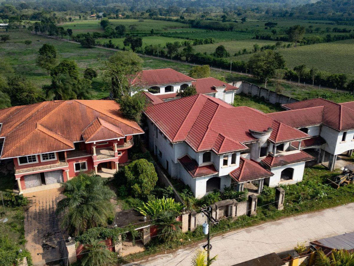 La maleza devora las mansiones de los Valle