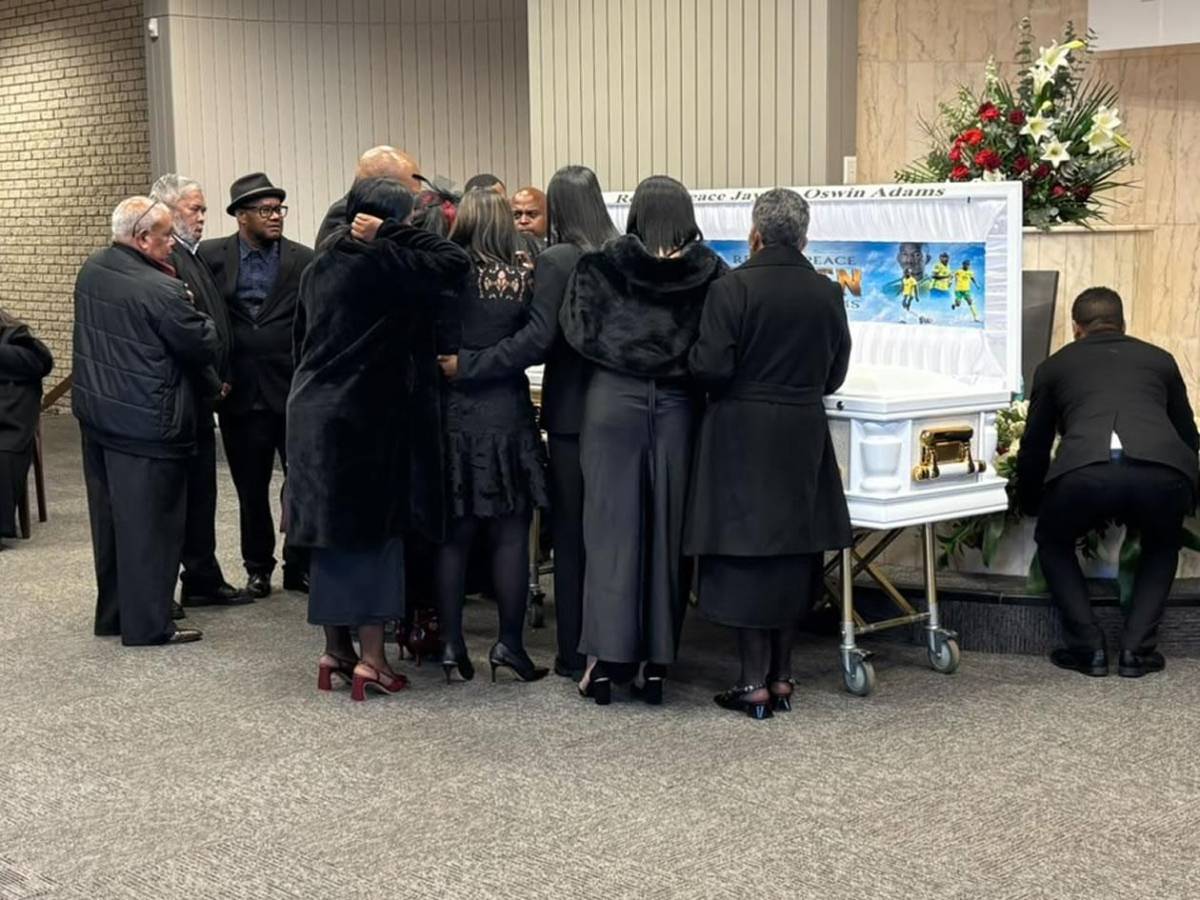 Llanto en funeral de Jayden Adams, fallecido tras el Mundial: triste imagen de mujer e hijo