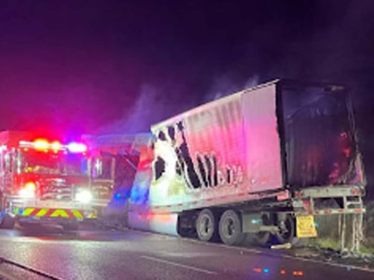 Rescatan a 39 migrantes de tráiler en llamas tras persecución policial en Texas
