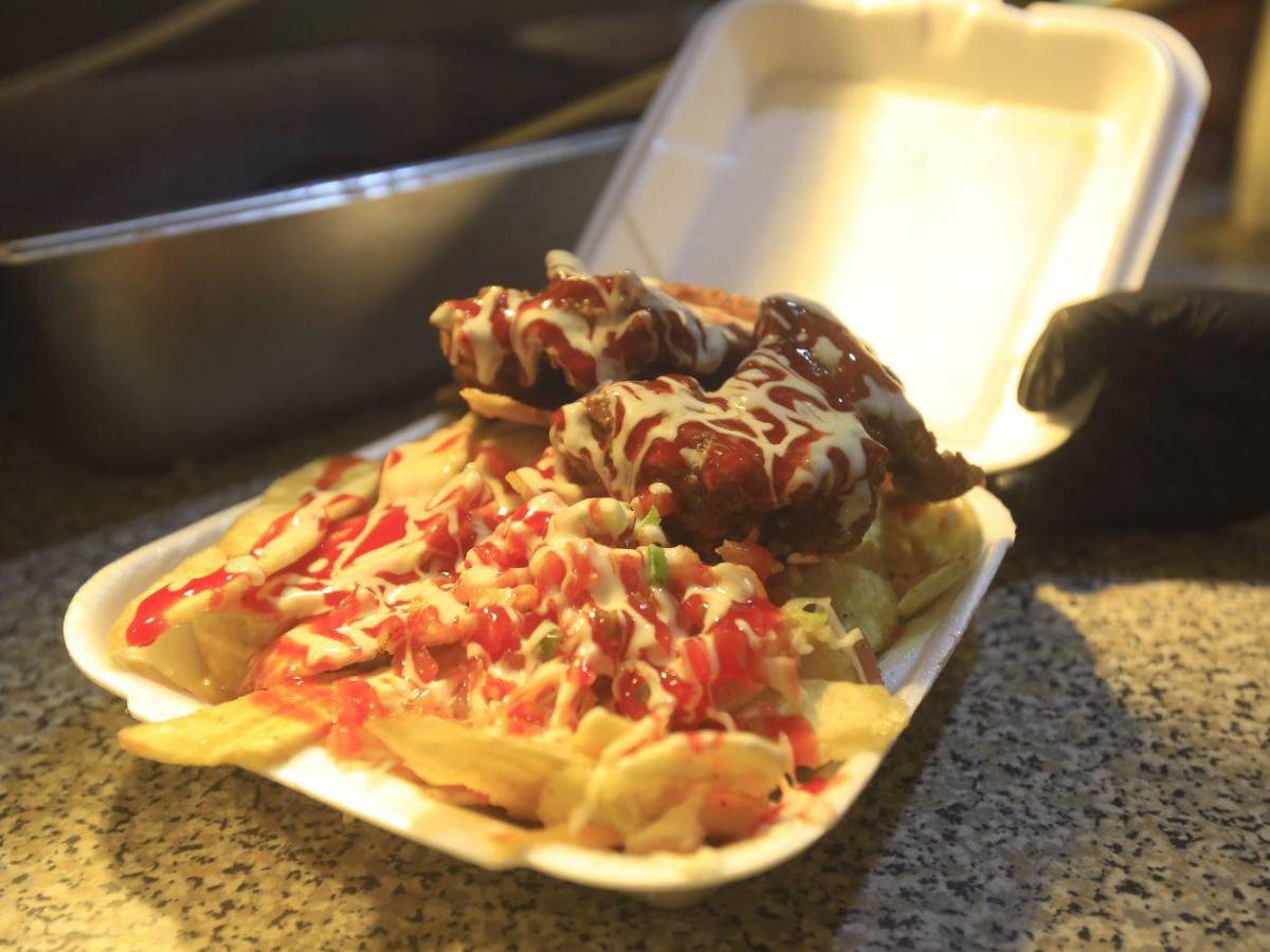 Crujiente y sabroso: así se sirve el pollo con tajadas en San Pedro Sula”
