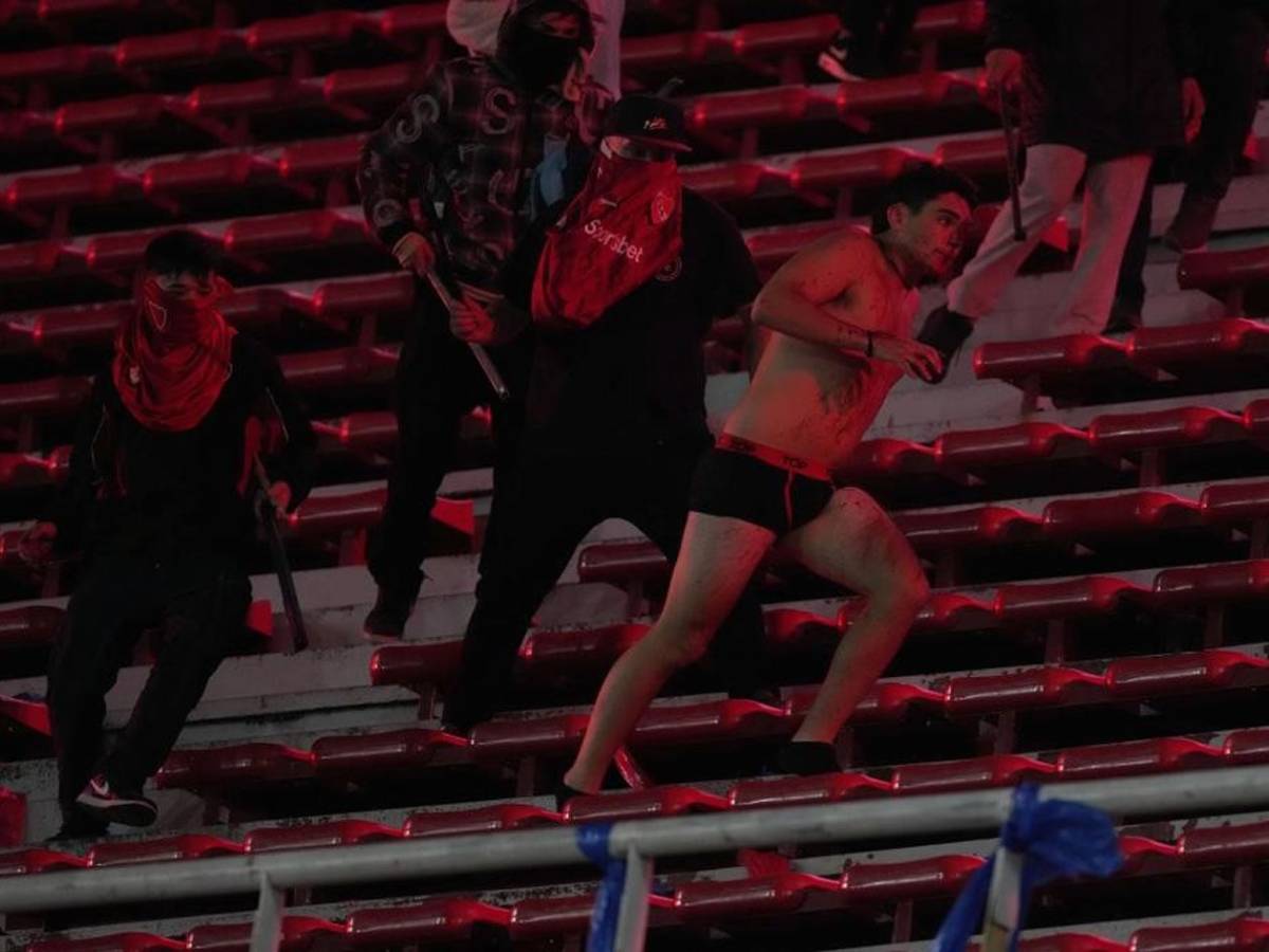 Imágenes sensibles: pelea de barras de Independiente y U de Chile deja heridos de gravedad