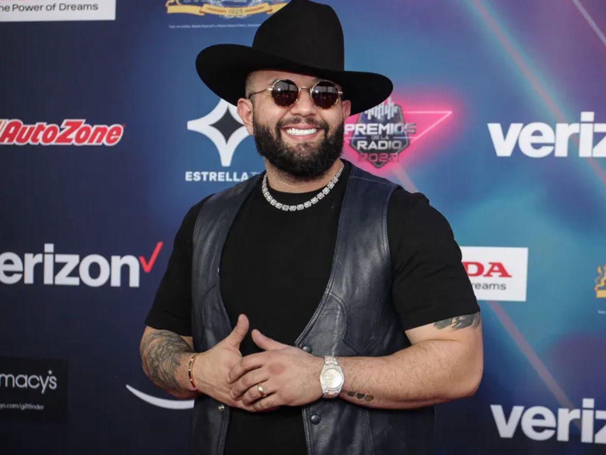 Carin León responde si es gay y sorprende a todos