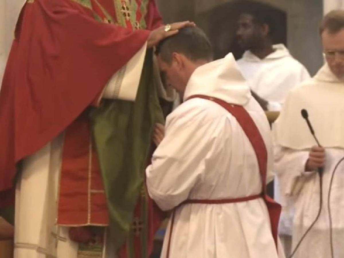Ganaba un dineral, dejó el fútbol y sorprendió al convertirse en sacerdote