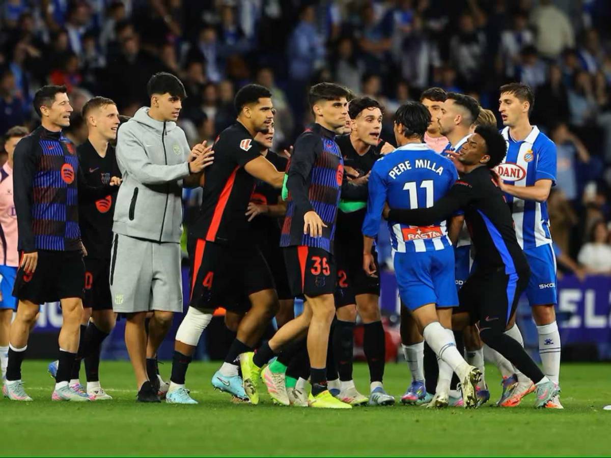 Barcelona campeón festeja, Espanyol encendió aspersores, bronca y la orden de Flick