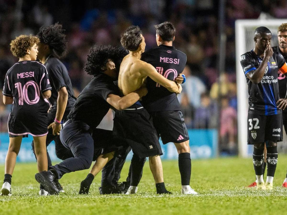 Messi causa locura en Puerto Rico y terrible caída: lo tiraron al suelo y vive insólito momento