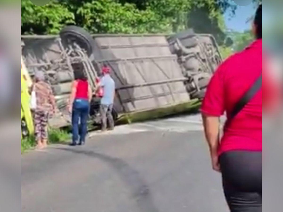 Dos muertos y decenas de heridos deja fatal accidente de autobús en Costa Rica
