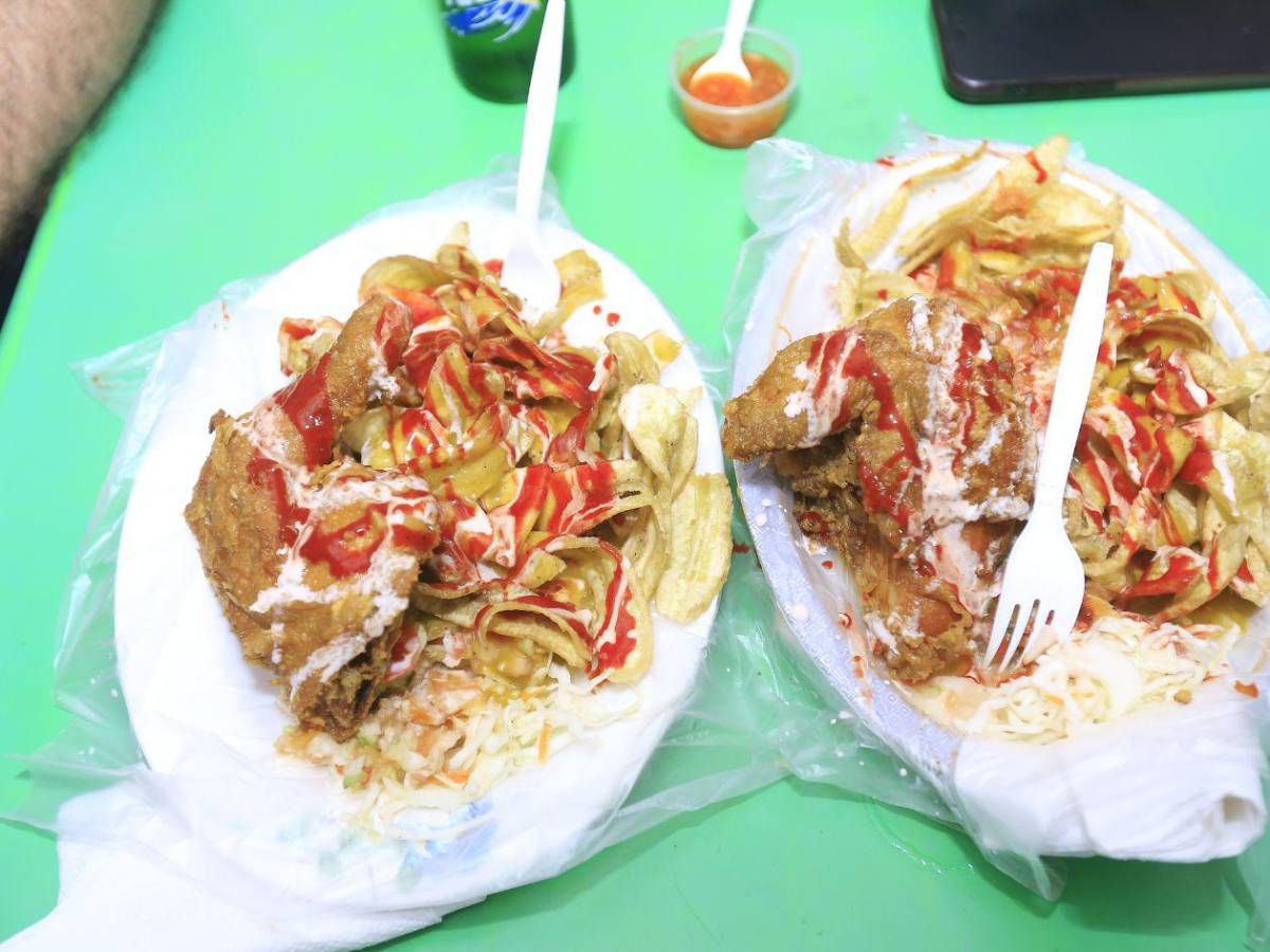 Crujiente y sabroso: así se sirve el pollo con tajadas en San Pedro Sula”
