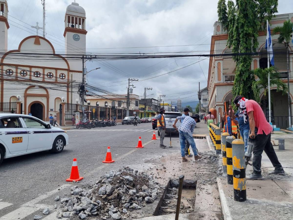 Abren calle 9 entre el parque y la alcaldía municipal de La Ceiba