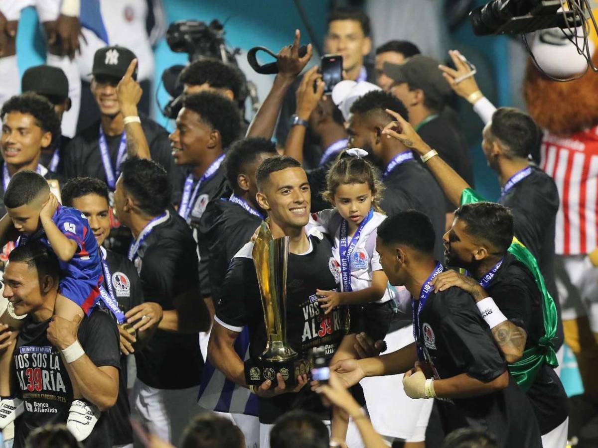 Olimpia festeja título, detalle con Real España, descuido con la copa y a lo Lamine Yamal