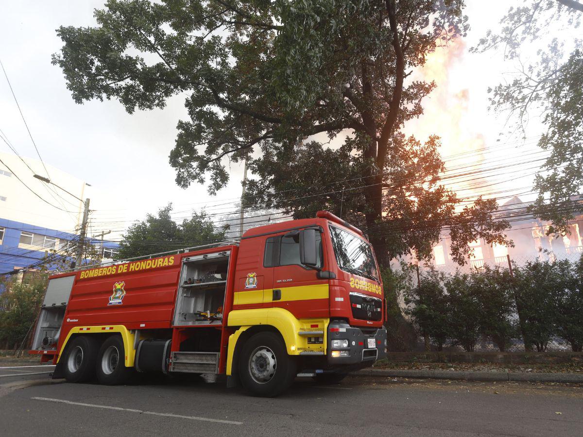 Así fueron consumidas las oficinas de iglesia evangélica en San Pedro Sula
