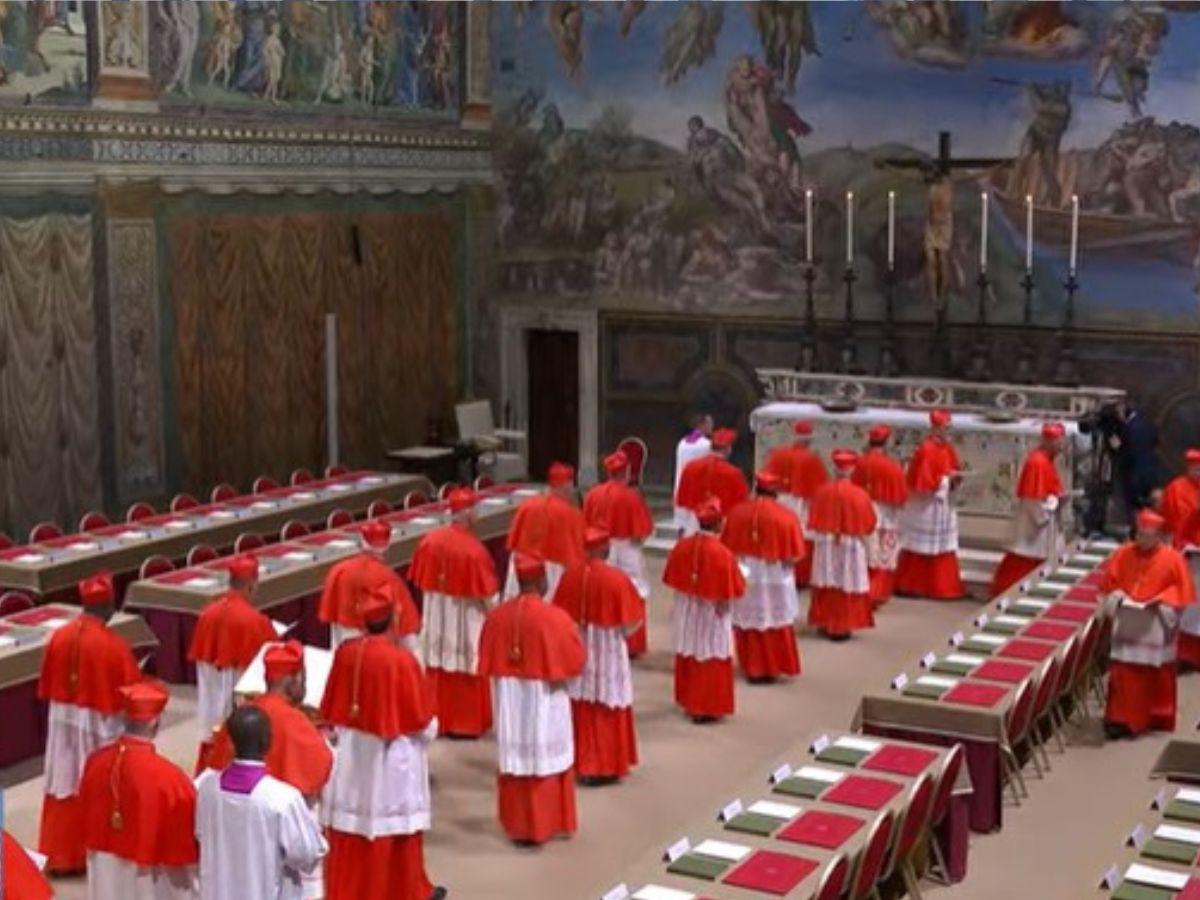 Así viven los feligreses la espera de la primera fumata del cónclave