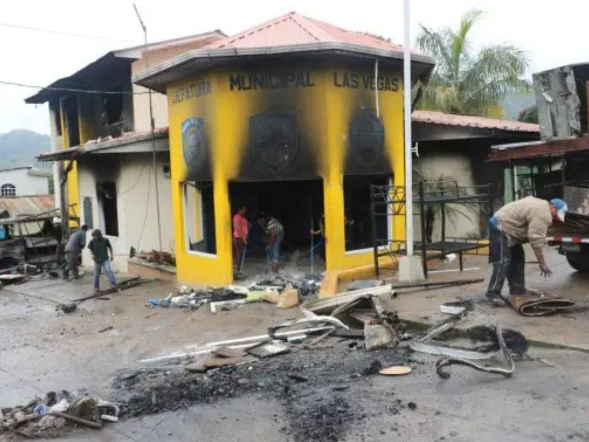 Sampedranos protegen sus negocios con láminas antes de las elecciones generales