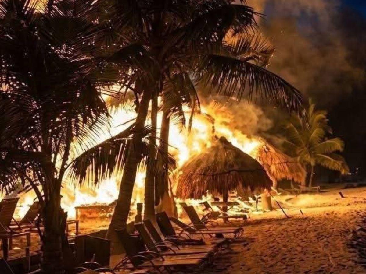Entre cenizas y escombros: el estado de reconocido hotel tras el incendio en Roatán
