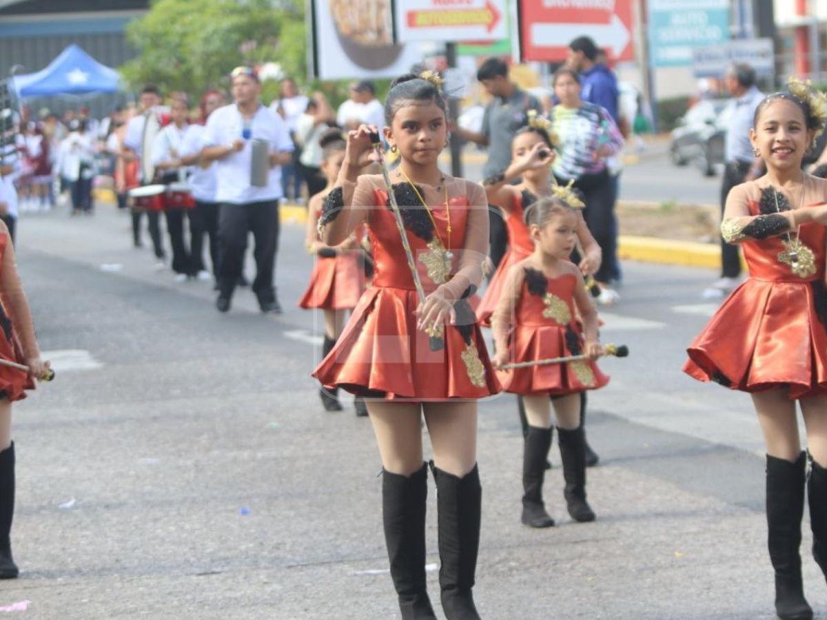 Bandas, palillonas y pomponeras: niños llenan de color las calles de Tegucigalpa