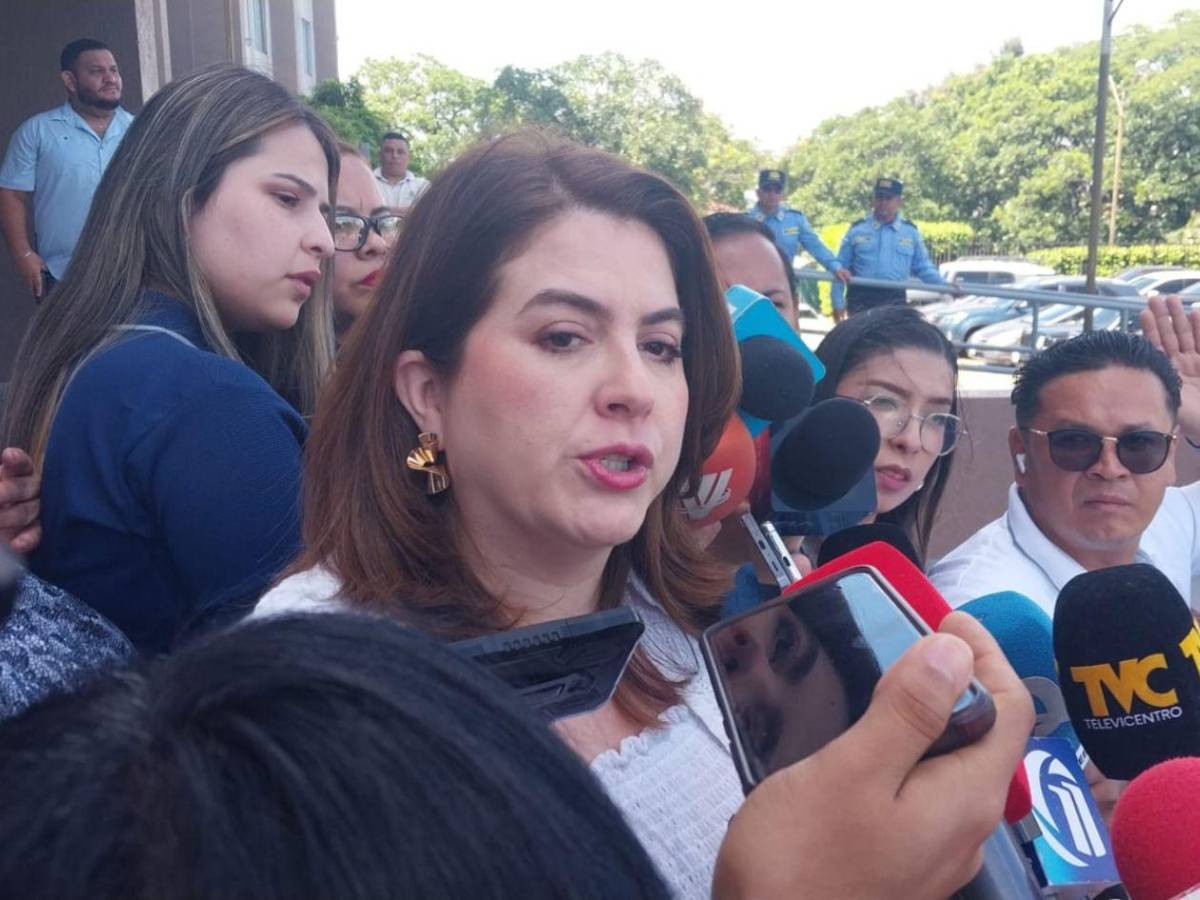 “Vengo a rescatar el nombre de mi hija”: Cossette López responde con una querella a César Silva y Rony Martínez tras insultos en UneTV