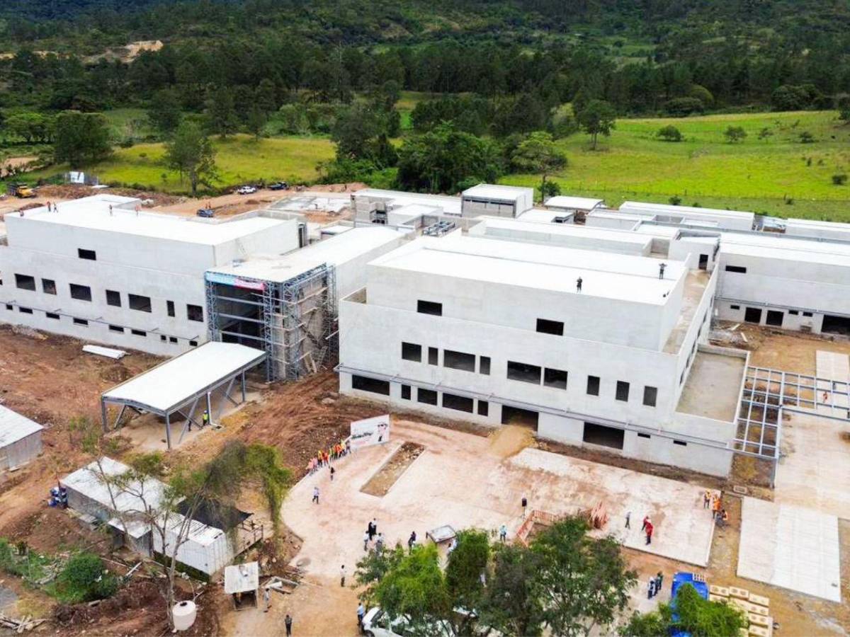 ¿Qué futuro tendrán los hospitales en construcción que deja Xiomara Castro?