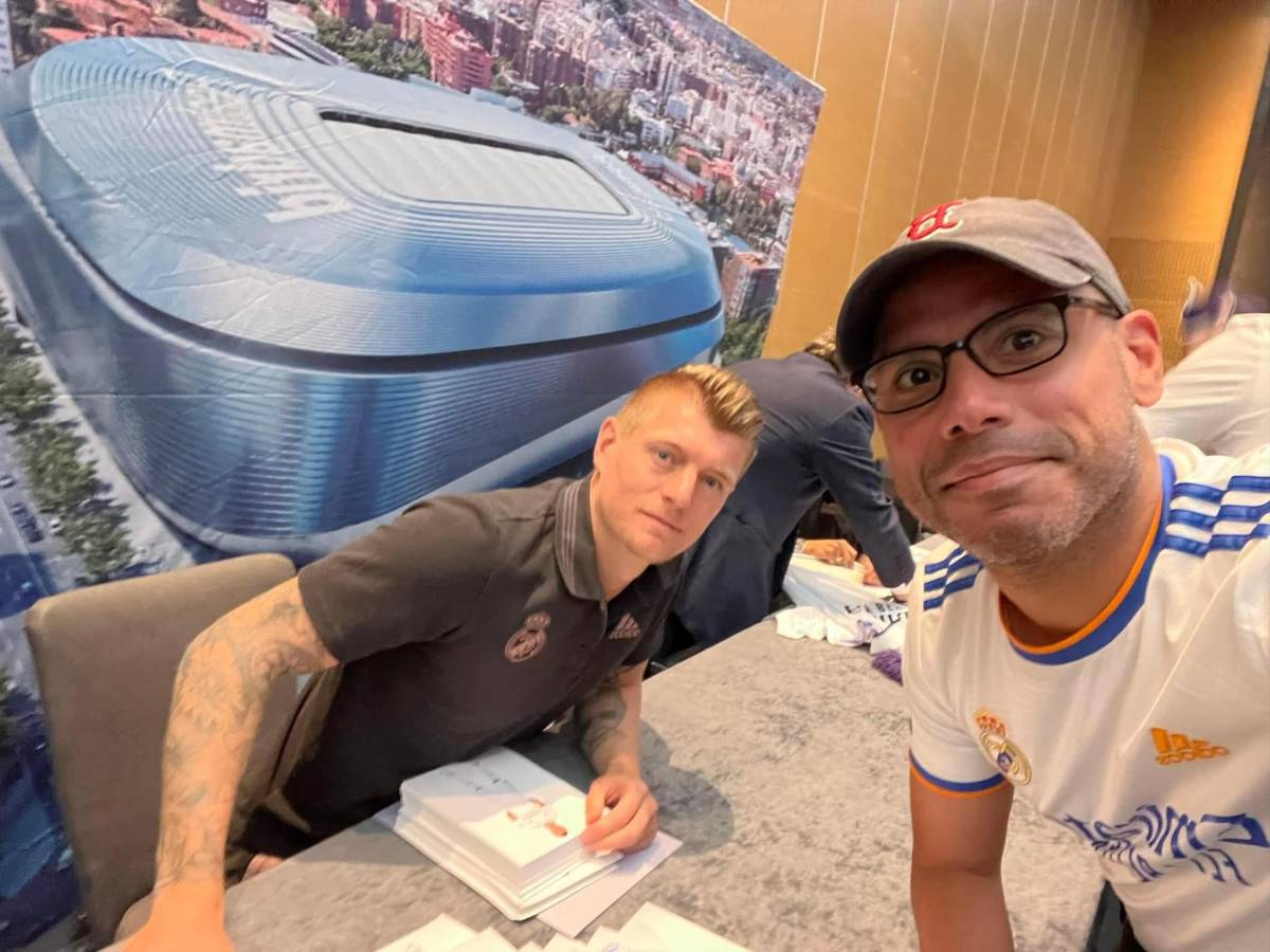 Ramiro se ha dado el lujo con algunos cracks del Real Madrid. En la imagen junto al alemán Toni Kroos.