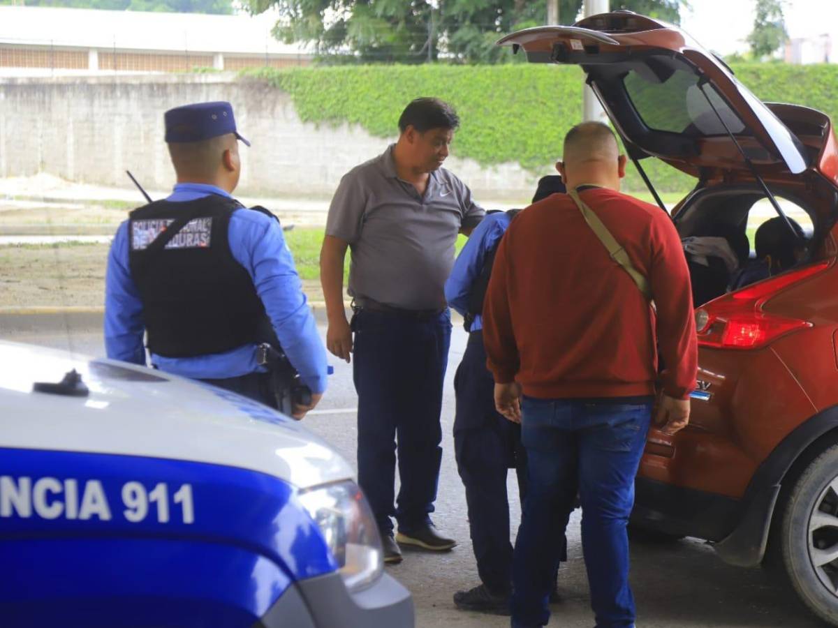 Estos son sus derechos si es detenido en un retén policial