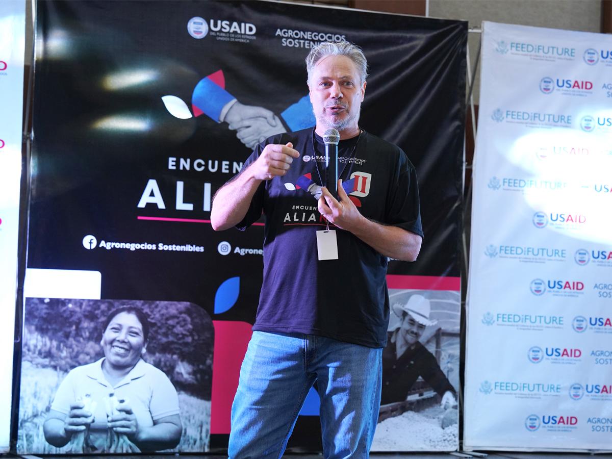 Thelonious Trimmell, Director de Agronegocios Sostenibles, destacó que actualmente cuentan con más de 60 empresas y otras que se han sumado para apoyar el proyecto, como ser los bancos, supermercados, entre otros.