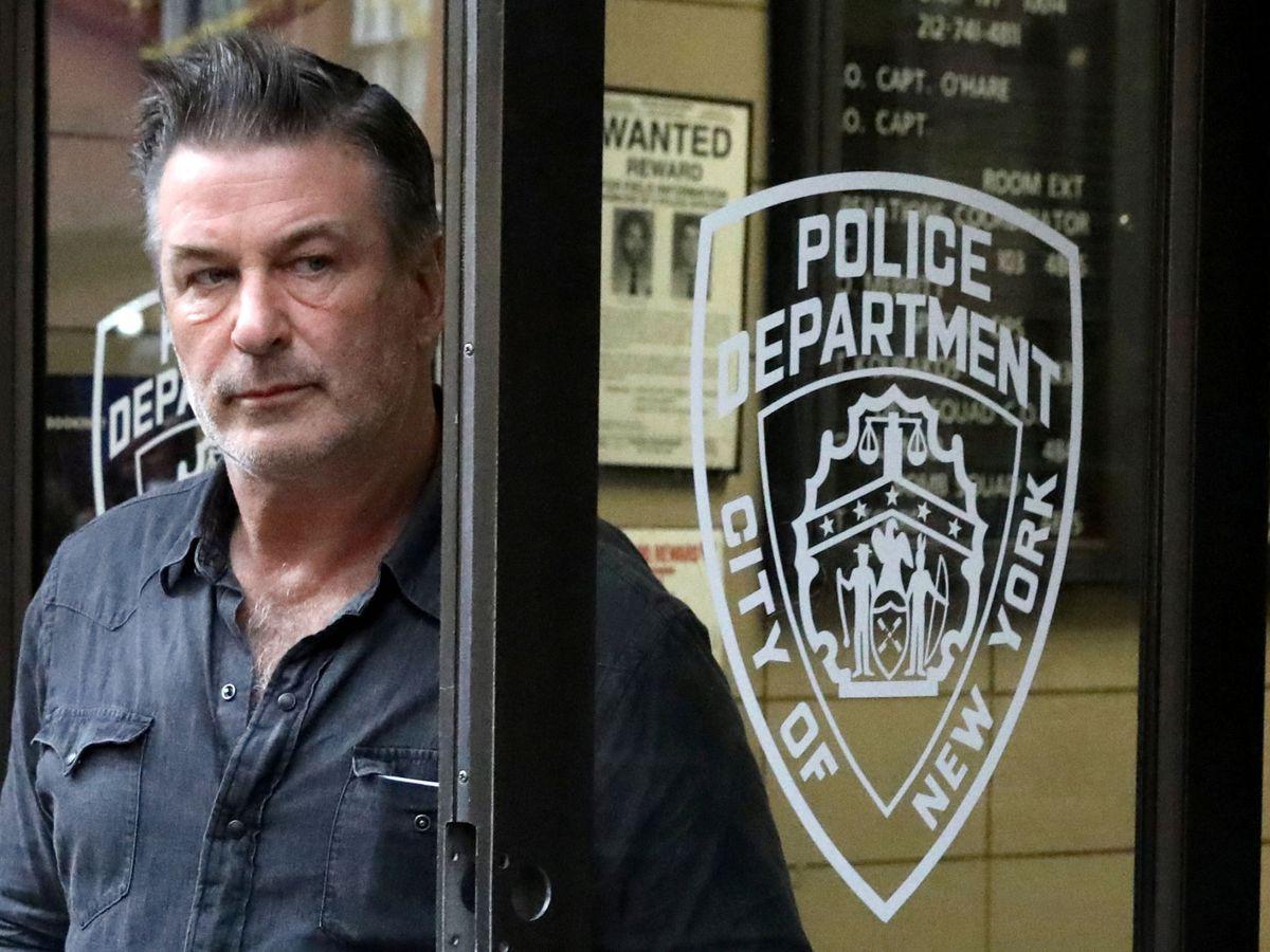 Registrarán el teléfono de Alec Baldwin para investigación