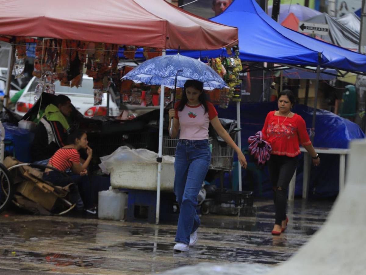 Onda tropical y vaguada dejan fuertes lluvias este domingo en Honduras