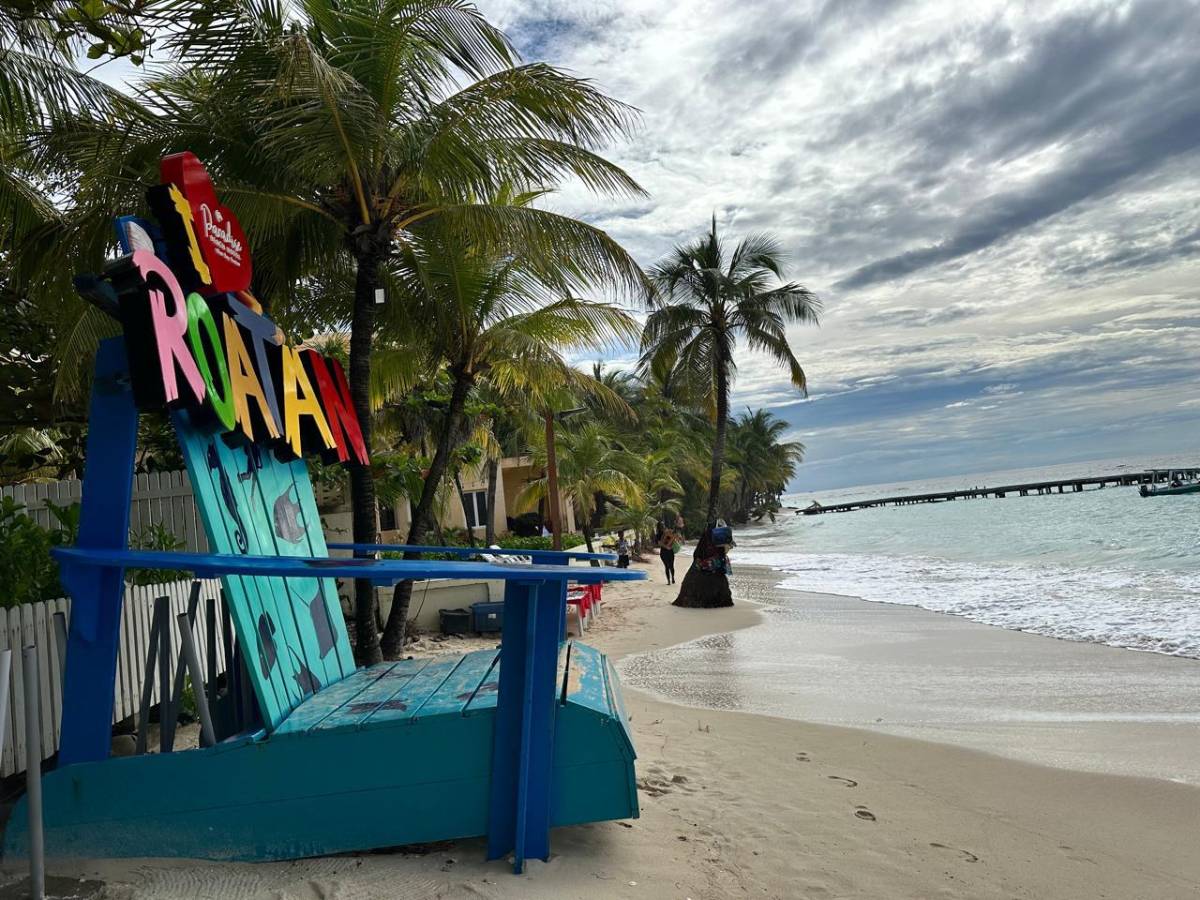 Turistas disfrutan de nuevo en las playas de Roatán