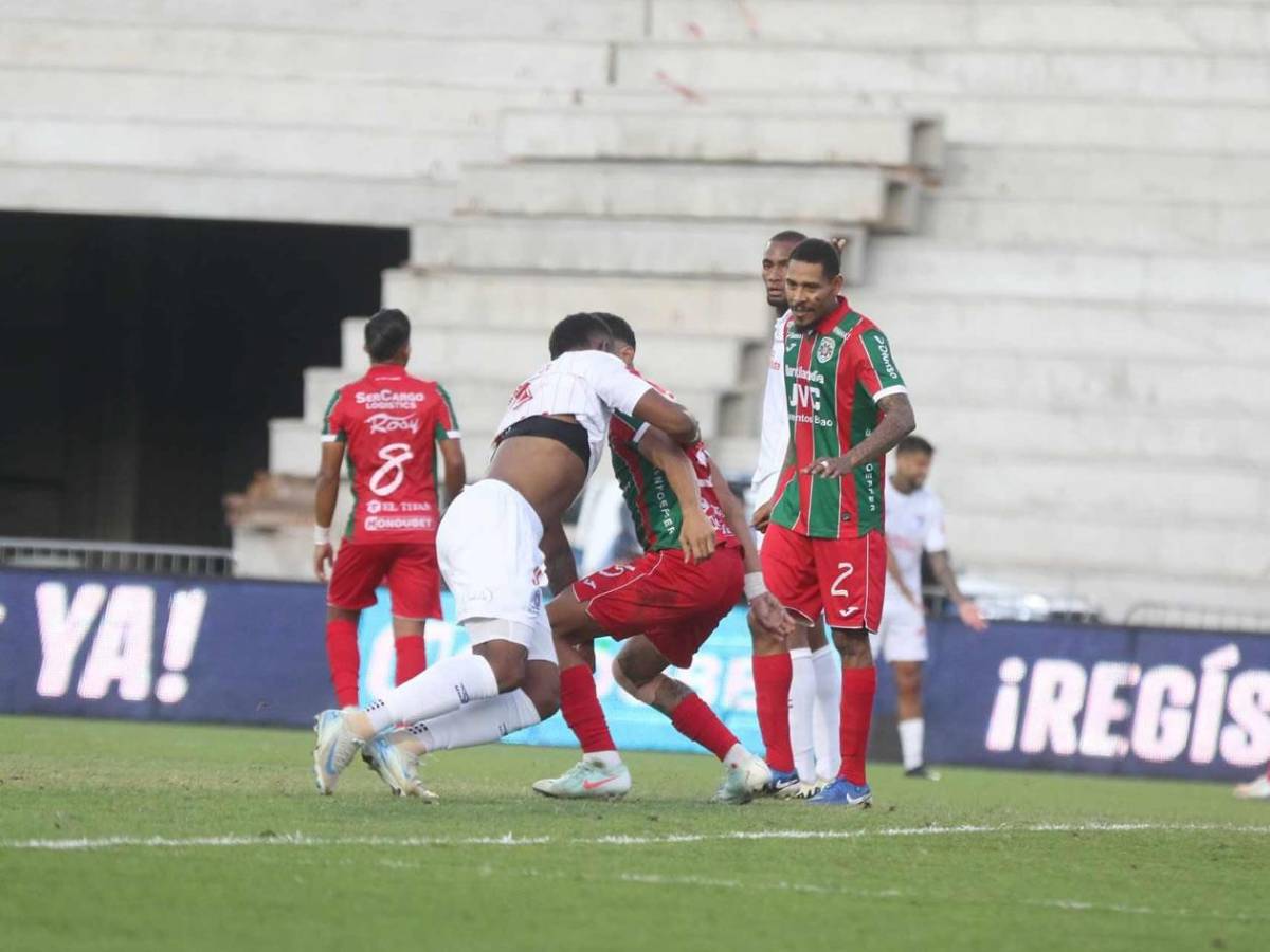 Tremenda pelea de jugadores, tristeza de Keosseián y percance con hincha