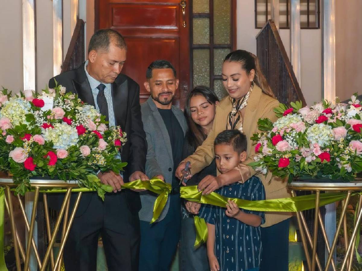 Omar Elvir emprende nueva faceta: inaugura negocio y figuras lo acompañaron