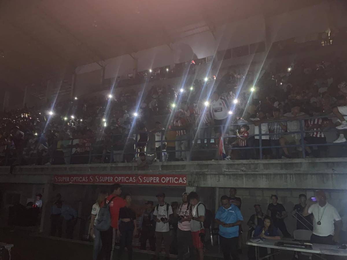 Sigue a oscuras el estadio Emilio Williams. Solo en el interior del recinto deportivo no hay energía eléctrica.