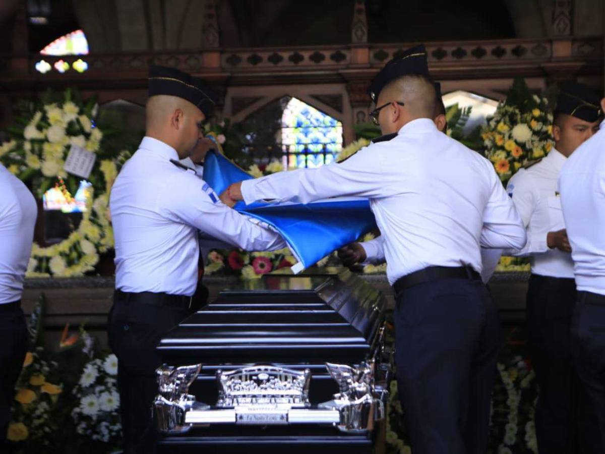 Así fue el emotivo homenaje a policías asesinados en motines en Guatemala