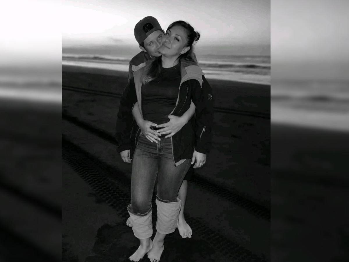 Ultiman a pareja de recién casados dentro de un vehículo