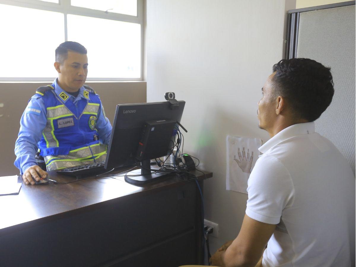 ¿Existe una edad límite para obtener la licencia de conducir en Honduras?