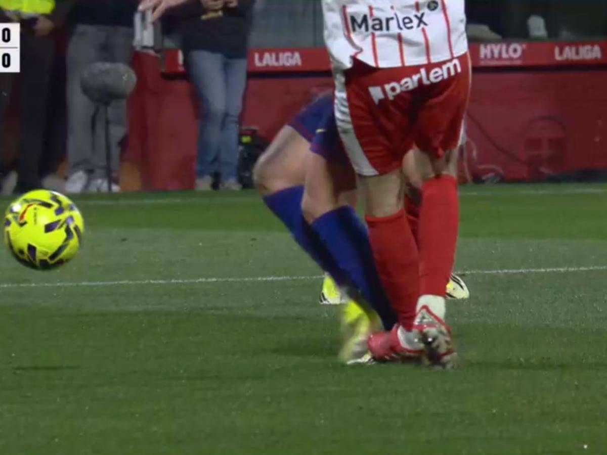 Barcelona vive noche amarga: enfado de Flick, polémica y penal fallado de Lamine