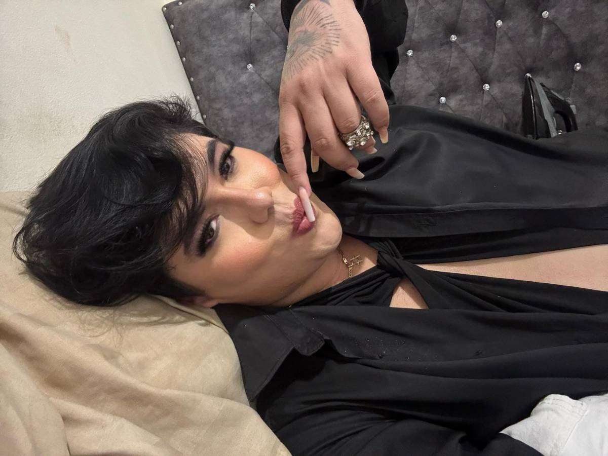 Sandrez critica vestido de Milagro Flores:Hay plumas que solo se usan para manualidades, no para vestir