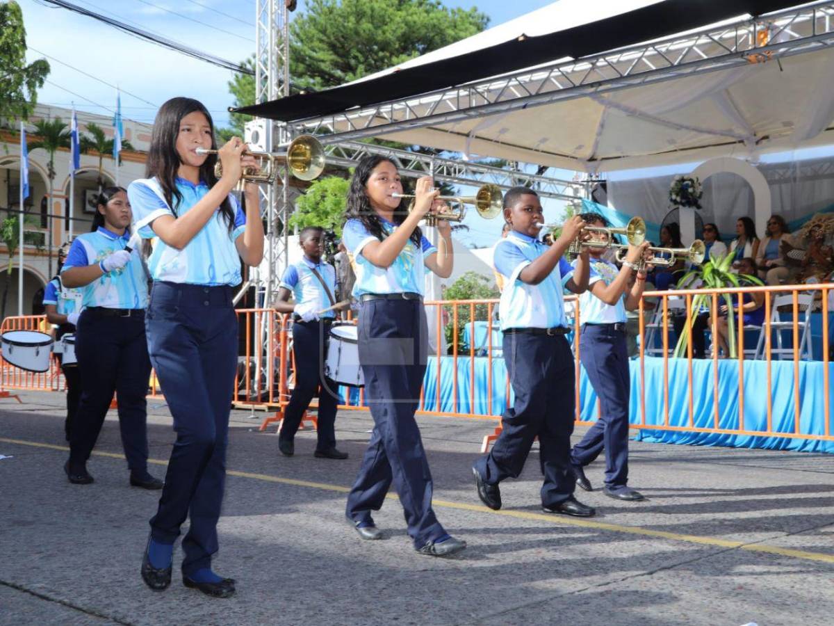 Fervor patrio en La Ceiba: los niños rinden honor con colorido desfile