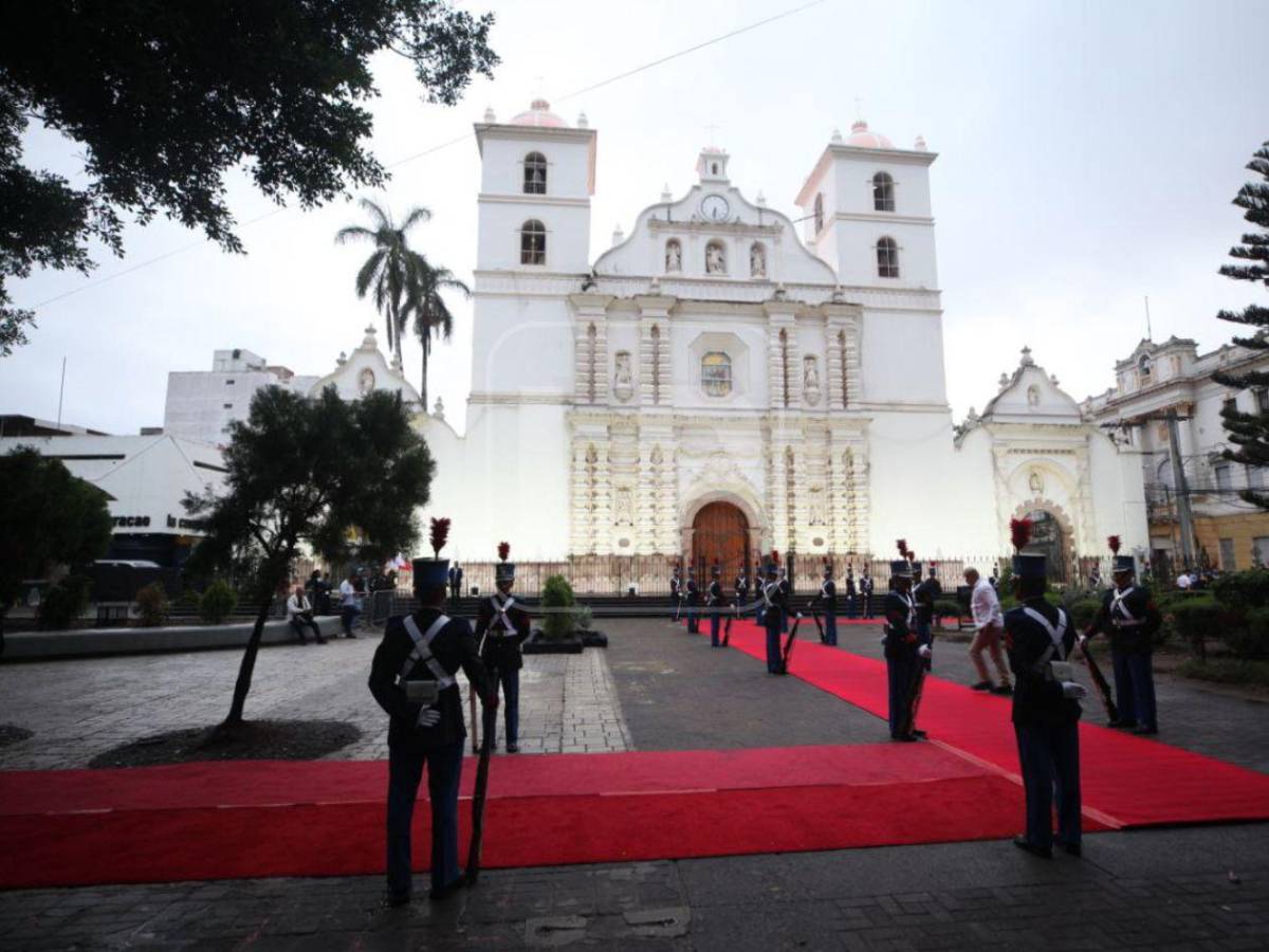 Nublado y con una ausencia: las imágenes que dejó la izada de la Bandera Nacional