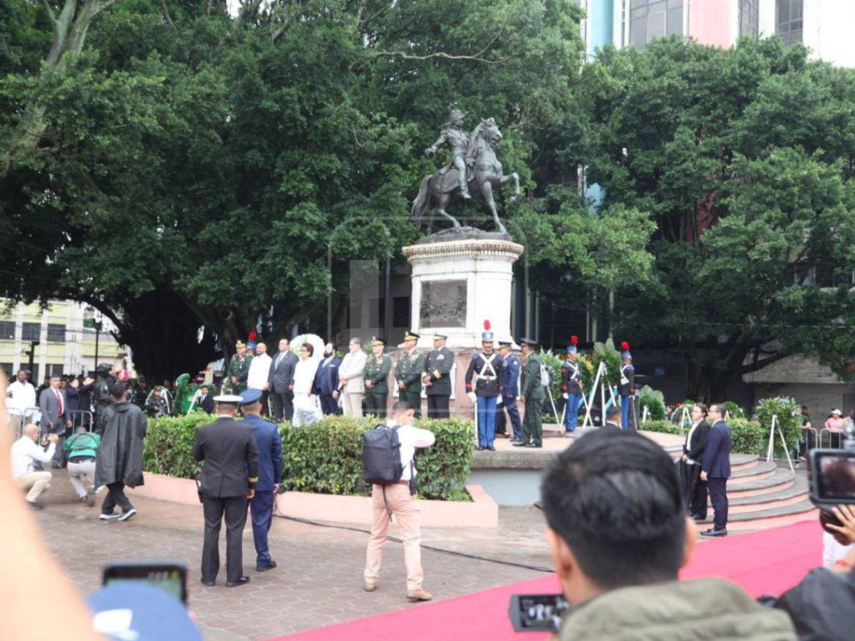 Nublado y con una ausencia: las imágenes que dejó la izada de la Bandera Nacional