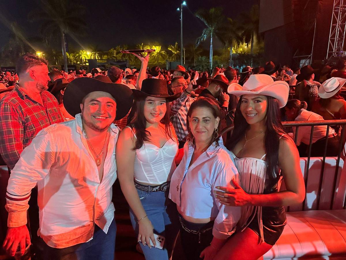 Catrachos disfrutando entre amigos del concierto.