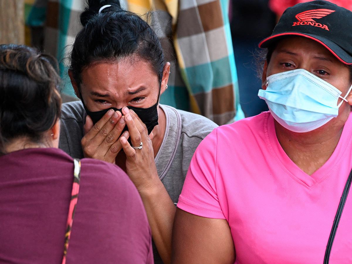 Familiares lloran la muerte de sus familiares.