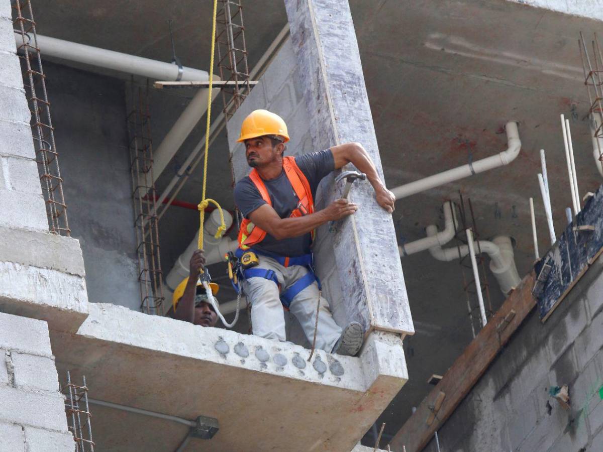 Bajo sol o la lluvia: el “motor laboral” de Honduras hace el trabajo pesado