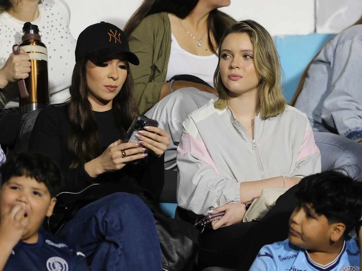 Cecilia García junto a Laura Meza, novia de Rodrigo Auzmendi, hermano de Agustín.