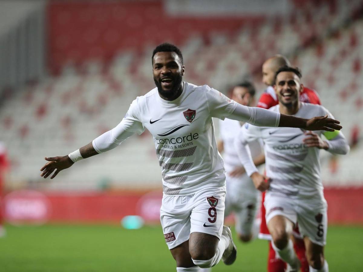 Conmoción por misteriosa muerte de reconocido futbolista: cayó de un piso 11