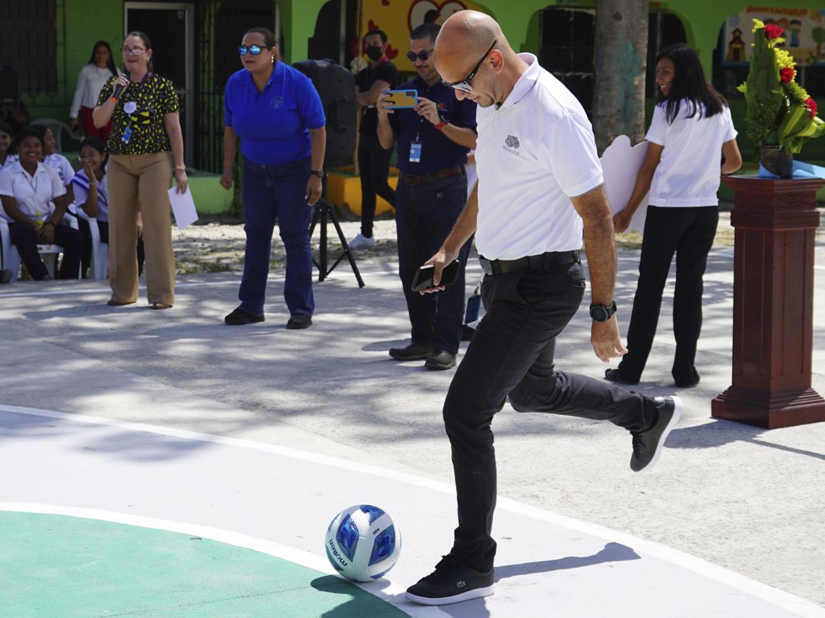 Representante de Fruit of the Loom, realizó el saque de honor en la inauguración.